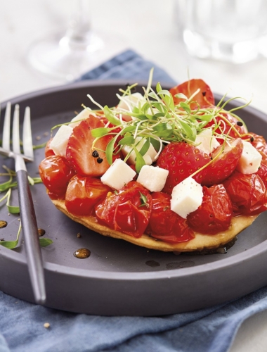 Tarte tatin tomate fraise et dés de fromages de brebis salakis professionnel