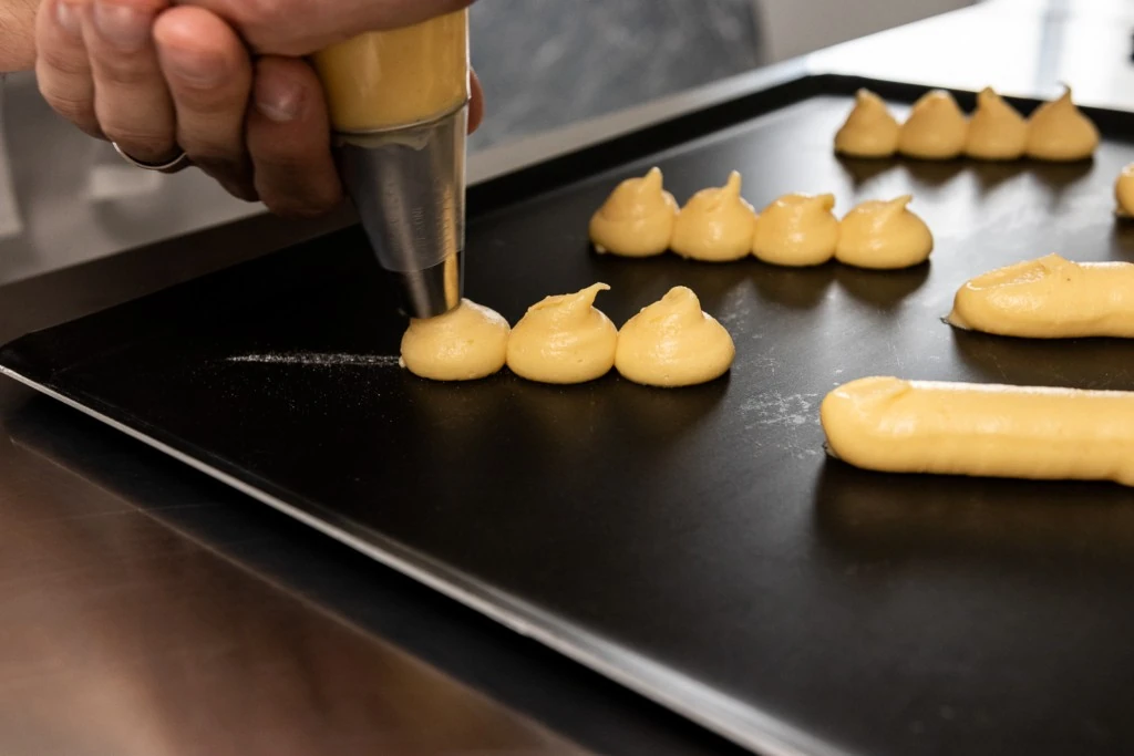 Réalisation d'un éclair en pâte à choux avec de la crème pâtissière et du beurre_Président Professionnel_cuisine et pâtisserie