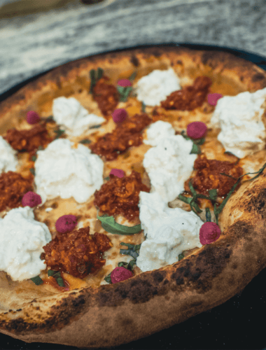Image de pizza nduja straciatella avec crème de courge, mozzarella fiordilatte et nduja calabrese
