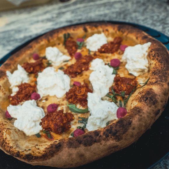 Image de pizza nduja straciatella avec crème de courge, mozzarella fiordilatte et nduja calabrese