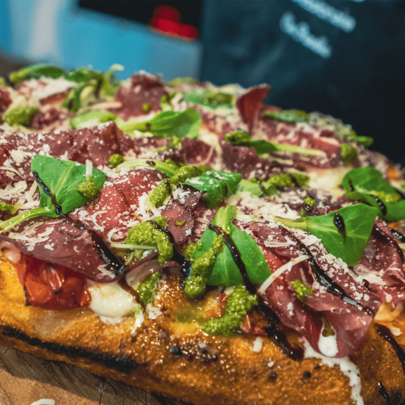 image pizza tegglia bresaola et pesto verde