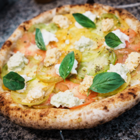 Pizza Margherita inversée avec Mozzarella et fromage à pizza Taglio Napoli par Galbani
